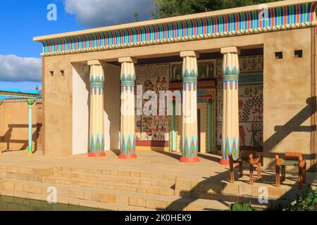 Der Tempel im altägyptischen Garten in Hamilton Gardens, einem Park und Touristenattraktion in Hamilton, Neuseeland Stockfoto