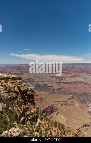 Der Grand Canyon mit einem bewölkten Himmel über dem Hotel Stockfoto