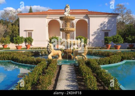 Ein Brunnen mit Löwenskulpturen im italienischen Renaissance-Garten, Teil von Hamilton Gardens, einem Park in Hamilton, Neuseeland Stockfoto