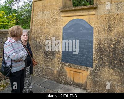 Besucher der Gärten des Stanway House sehen ein Denkmal für Helen Murray mit hieroglyphischen Inschriften; Stanway, Gloucestershire, Cotswolds, Großbritannien Stockfoto