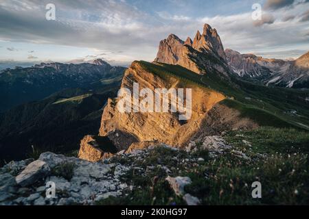 Herrliche Aussicht auf die Berglandschaft der Dolomiten. Blick auf den Sonnenuntergang von Seceda auf die Geisler Berge. Spektakuläre Dolomitenlandschaft, Tirol, Italien. Stockfoto