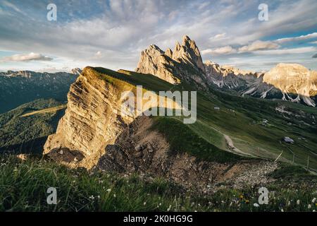 Herrliche Aussicht auf die Berglandschaft der Dolomiten. Blick auf den Sonnenuntergang von Seceda auf die Geisler Berge. Spektakuläre Dolomitenlandschaft, Tirol, Italien. Stockfoto