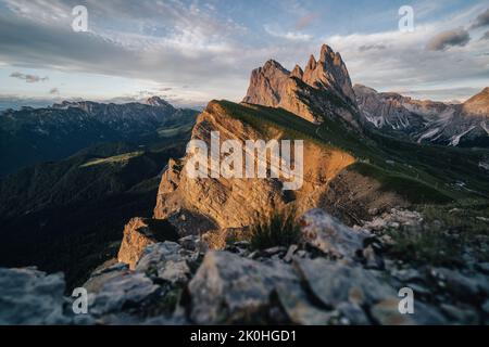 Herrliche Aussicht auf die Berglandschaft der Dolomiten. Blick auf den Sonnenuntergang von Seceda auf die Geisler Berge. Spektakuläre Dolomitenlandschaft, Tirol, Italien. Stockfoto