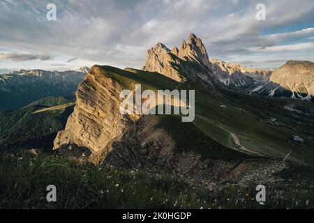 Herrliche Aussicht auf die Berglandschaft der Dolomiten. Blick auf den Sonnenuntergang von Seceda auf die Geisler Berge. Spektakuläre Dolomitenlandschaft, Tirol, Italien. Stockfoto