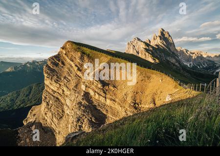 Herrliche Aussicht auf die Berglandschaft der Dolomiten. Blick auf den Sonnenuntergang von Seceda auf die Geisler Berge. Spektakuläre Dolomitenlandschaft, Tirol, Italien. Stockfoto