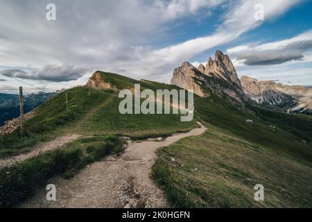 Herrliche Aussicht auf die Berglandschaft der Dolomiten. Blick auf den Sonnenuntergang von Seceda auf die Geisler Berge. Spektakuläre Dolomitenlandschaft, Tirol, Italien. Stockfoto