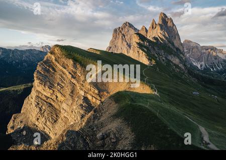 Herrliche Aussicht auf die Berglandschaft der Dolomiten. Blick auf den Sonnenuntergang von Seceda auf die Geisler Berge. Spektakuläre Dolomitenlandschaft, Tirol, Italien. Stockfoto