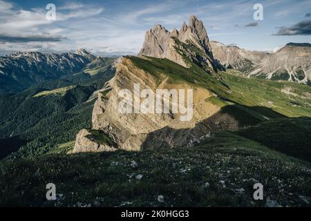 Herrliche Aussicht auf die Berglandschaft der Dolomiten. Blick auf den Sonnenuntergang von Seceda auf die Geisler Berge. Spektakuläre Dolomitenlandschaft, Tirol, Italien. Stockfoto