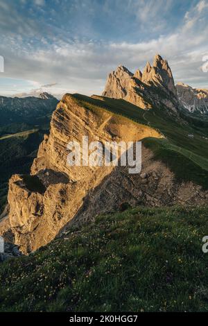Herrliche Aussicht auf die Berglandschaft der Dolomiten. Blick auf den Sonnenuntergang von Seceda auf die Geisler Berge. Spektakuläre Dolomitenlandschaft, Tirol, Italien. Stockfoto