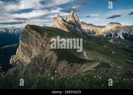 Herrliche Aussicht auf die Berglandschaft der Dolomiten. Blick auf den Sonnenuntergang von Seceda auf die Geisler Berge. Spektakuläre Dolomitenlandschaft, Tirol, Italien. Stockfoto
