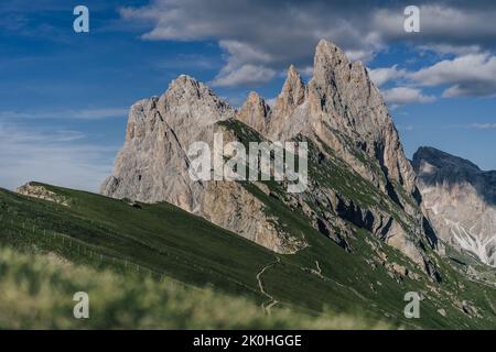 Herrliche Aussicht auf die Berglandschaft der Dolomiten. Blick auf den Sonnenuntergang von Seceda auf die Geisler Berge. Spektakuläre Dolomitenlandschaft, Tirol, Italien. Stockfoto