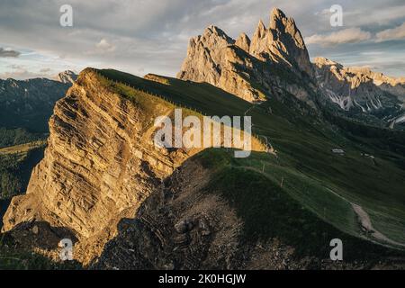 Herrliche Aussicht auf die Berglandschaft der Dolomiten. Blick auf den Sonnenuntergang von Seceda auf die Geisler Berge. Spektakuläre Dolomitenlandschaft, Tirol, Italien. Stockfoto