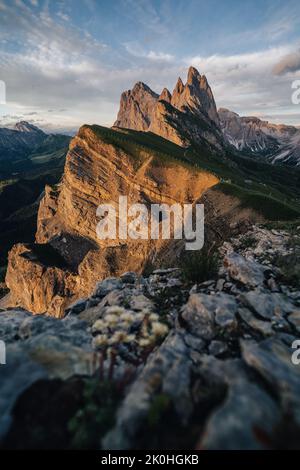 Herrliche Aussicht auf die Berglandschaft der Dolomiten. Blick auf den Sonnenuntergang von Seceda auf die Geisler Berge. Spektakuläre Dolomitenlandschaft, Tirol, Italien. Stockfoto