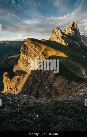 Herrliche Aussicht auf die Berglandschaft der Dolomiten. Blick auf den Sonnenuntergang von Seceda auf die Geisler Berge. Spektakuläre Dolomitenlandschaft, Tirol, Italien. Stockfoto