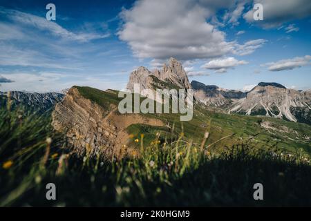 Herrliche Aussicht auf die Berglandschaft der Dolomiten. Blick auf den Sonnenuntergang von Seceda auf die Geisler Berge. Spektakuläre Dolomitenlandschaft, Tirol, Italien. Stockfoto