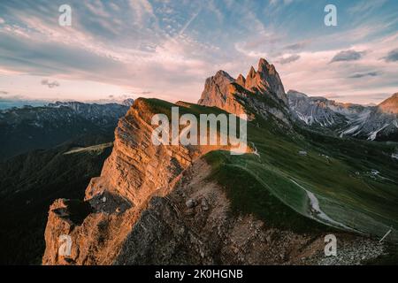 Herrliche Aussicht auf die Berglandschaft der Dolomiten. Blick auf den Sonnenuntergang von Seceda auf die Geisler Berge. Spektakuläre Dolomitenlandschaft, Tirol, Italien. Stockfoto