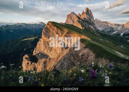 Herrliche Aussicht auf die Berglandschaft der Dolomiten. Blick auf den Sonnenuntergang von Seceda auf die Geisler Berge. Spektakuläre Dolomitenlandschaft, Tirol, Italien. Stockfoto