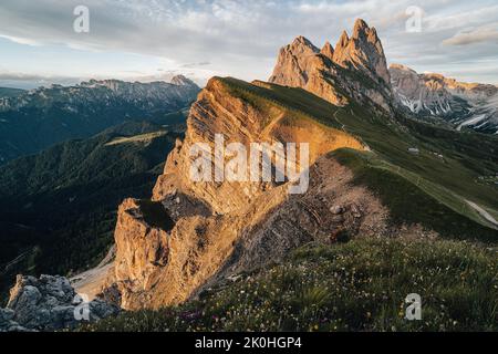 Herrliche Aussicht auf die Berglandschaft der Dolomiten. Blick auf den Sonnenuntergang von Seceda auf die Geisler Berge. Spektakuläre Dolomitenlandschaft, Tirol, Italien. Stockfoto
