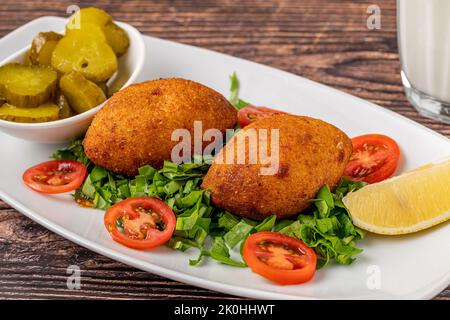 Libanesisches Kibbeh, gefüllte Fleischbällchen, Falafel, icli Kofte. Stockfoto