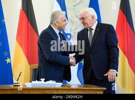 Berlin, Deutschland. 12. September 2022. Bundespräsident Frank-Walter Steinmeier (r) empfängt den israelischen Ministerpräsidenten Jair Lapid zu einem Gespräch im Schloss Bellevue. Quelle: Bernd von Jutrczenka/dpa/Alamy Live News Stockfoto