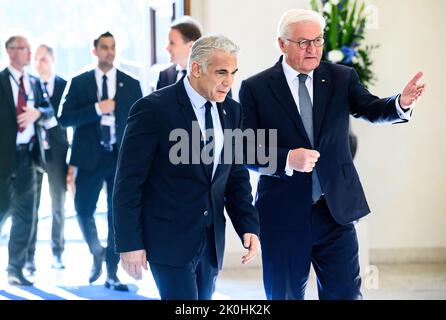 Berlin, Deutschland. 12. September 2022. Bundespräsident Frank-Walter Steinmeier (r) empfängt den israelischen Ministerpräsidenten Jair Lapid zu einem Gespräch im Schloss Bellevue. Quelle: Bernd von Jutrczenka/dpa/Alamy Live News Stockfoto