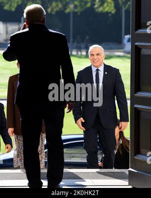 Berlin, Deutschland. 12. September 2022. Bundespräsident Frank-Walter Steinmeier (l.) empfängt den israelischen Ministerpräsidenten Jair Lapid zu einem Gespräch im Schloss Bellevue. Quelle: Bernd von Jutrczenka/dpa/Alamy Live News Stockfoto