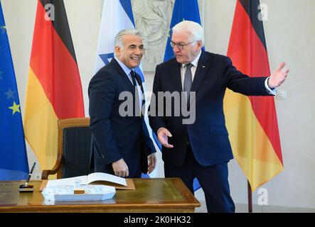 Berlin, Deutschland. 12. September 2022. Bundespräsident Frank-Walter Steinmeier (r) empfängt den israelischen Ministerpräsidenten Jair Lapid zu einem Gespräch im Schloss Bellevue. Quelle: Bernd von Jutrczenka/dpa/Alamy Live News Stockfoto