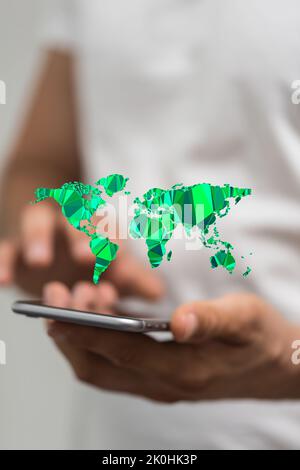 Eine Person mit einem Telefon zeigt Ökologie Konzept der grünen Karte Stockfoto