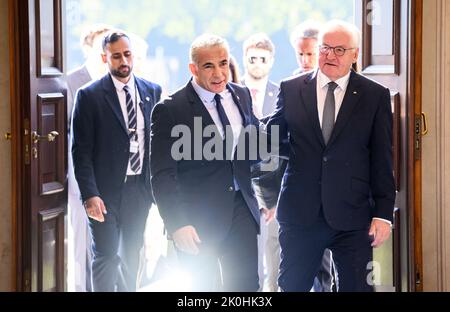 Berlin, Deutschland. 12. September 2022. Bundespräsident Frank-Walter Steinmeier (r) empfängt den israelischen Ministerpräsidenten Jair Lapid zu einem Gespräch im Schloss Bellevue. Quelle: Bernd von Jutrczenka/dpa/Alamy Live News Stockfoto