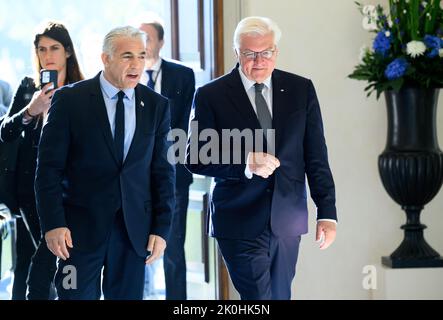 Berlin, Deutschland. 12. September 2022. Bundespräsident Frank-Walter Steinmeier (r) empfängt den israelischen Ministerpräsidenten Jair Lapid zu einem Gespräch im Schloss Bellevue. Quelle: Bernd von Jutrczenka/dpa/Alamy Live News Stockfoto