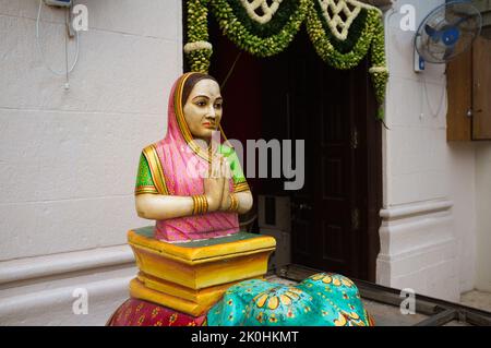 Eine Statue einer betenden Frau in einem Jain-Tempel in Mumbai, Indien Stockfoto