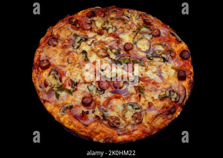 Eine leckere hausgemachte Pizza auf schwarzem Hintergrund isoliert Stockfoto