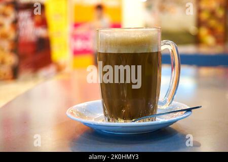 Glasbecher mit Kakao auf einem Tisch in einem Café. Stockfoto