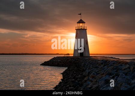 Ein wunderschöner wolkiger Sonnenuntergang über einem alten Hefner Leuchtturm in Oklahoma, USA Stockfoto