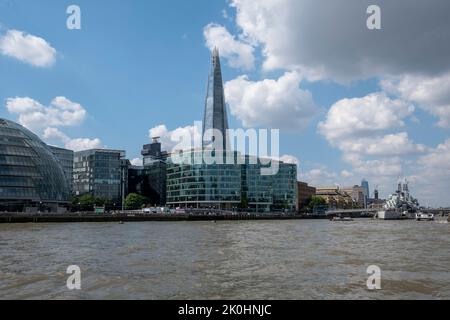 Blick auf das Rathaus und das Shard Hotel von der Themse aus, London Stockfoto