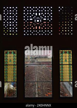 Eine vertikale Aufnahme eines schönen Vintage-Fensters Stockfoto