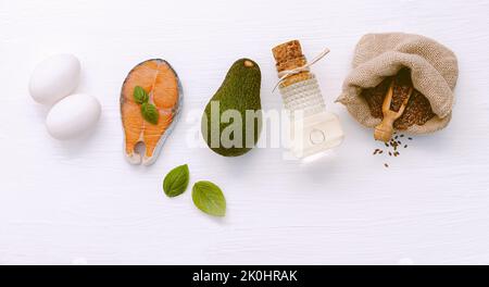 Eine ketogene Low Carbs Diät, Zutaten für gesunde Lebensmittel Auswahl auf weißem Holzhintergrund Stockfoto