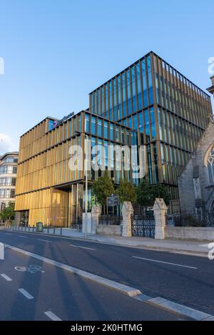 Eine vertikale Aufnahme des Hauptbüros von Grant Thorton in Dublin, Irland Stockfoto