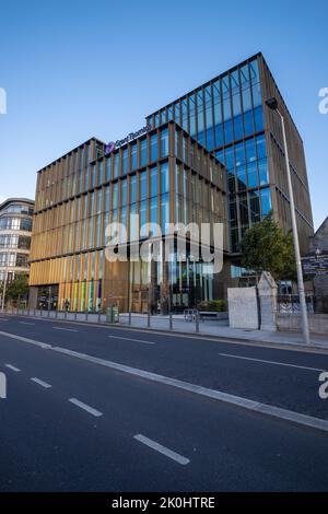 Eine vertikale Aufnahme des Hauptbüros von Grant Thorton in Dublin, Irland Stockfoto