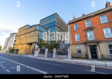 Das Grant Thorton Hauptquartier in Dublin, Irland mit einem Haus und einer Kirche daneben Stockfoto