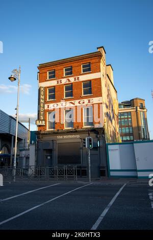 Eine vertikale Aufnahme des Workshop Gastropub Gebäudes in Dublin, Irland Stockfoto