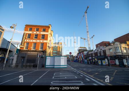 Das Workshop Gastropub Gebäude in Dublin, Irland mit Geschäften und einem Kran auf der anderen Straßenseite Stockfoto