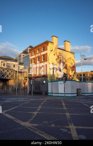 Eine vertikale Aufnahme des Workshop Gastropub-Gebäudes in Dublin, Irland, unter Sonnenlicht mit Graffiti und Überführung Stockfoto