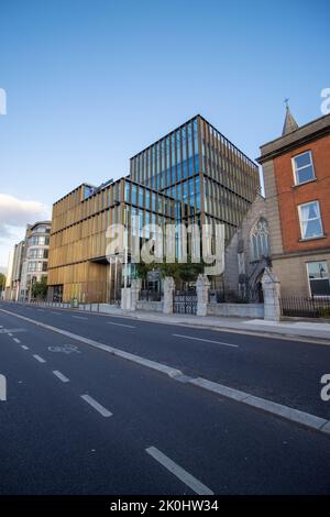 Eine vertikale Aufnahme des Hauptbüros von Grant Thorton in Dublin, Irland Stockfoto