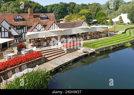 Idyllische Landschaft am Flussufer des Constable Country im Restaurant Talbooth der Milsom Group & Hochzeitslocation gepflegte Rasenflächen an der Essex-Seite des Flusses Stour England, Großbritannien Stockfoto