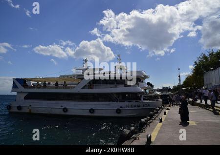 Istanbul, Beşiktaş, Türkei September 6 2022: Passagierboote und Menschen beobachten das Meer am Pier von Kabataş. Stockfoto