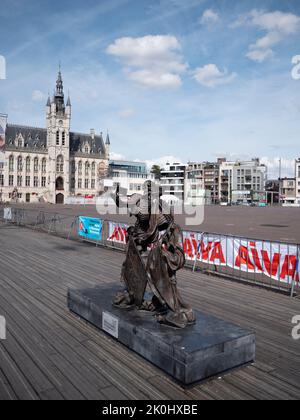 Sint Niklaas, Belgien, 4. September 2022, Bronzestatue von zwei Skeletten, die ein Selfie machen, entworfen vom Bildhauer Frans Heirbaut Stockfoto