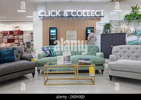 M&S-Kunde Click & Collect, Pick-up- und Retoureneinrichtung mit Möbeldisplays in Large Marks und Spencer, einem Einzelhandelsgeschäft in England, Großbritannien Stockfoto