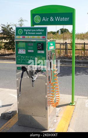 Digitale Siebwäsche für Reifenaufblasautomaten in der automatischen Vorkasse für Luft und Wasser in der Parkbucht an der BP-Tankstelle A 12 Essex England, Großbritannien Stockfoto