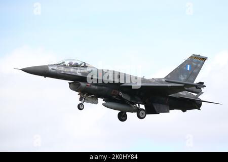 Das Hellenic Air Force General Dynamics F-16 Demo Team 'Zeus' kommt zum RIAT Royal International Air Tattoo 2022, Fairford, Großbritannien Stockfoto